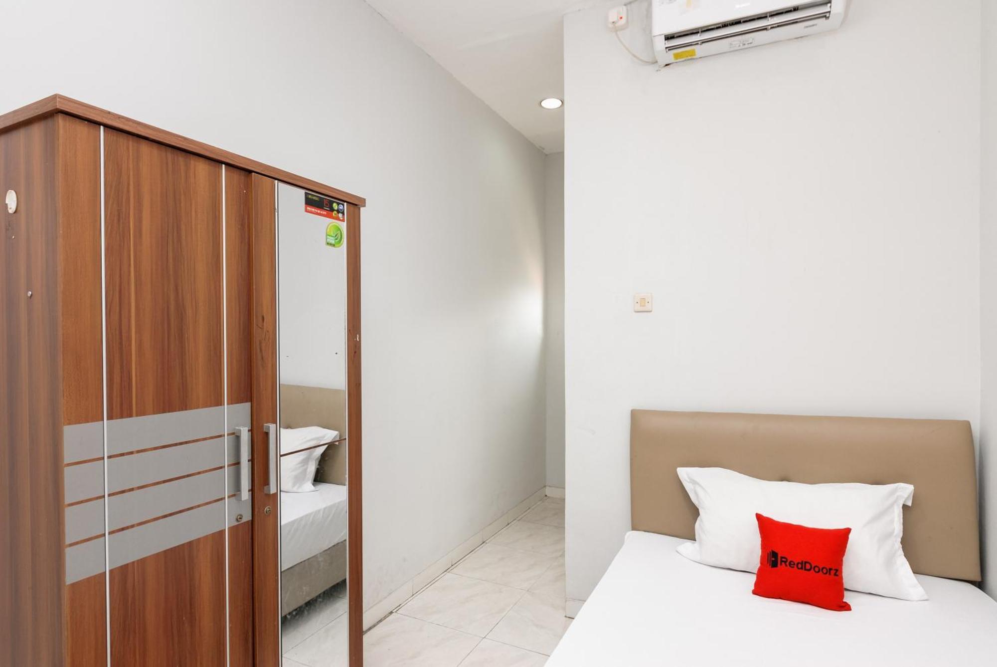 Reddoorz Near Mandaya Royal Hospital Puri Hotel ทังเกอรัง ภายนอก รูปภาพ